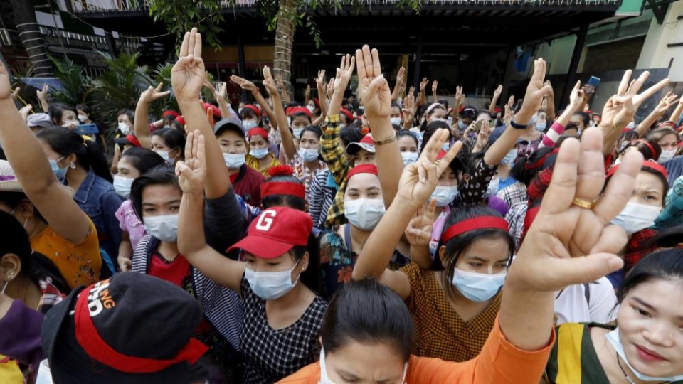 Myanmar'da darbeye karşı protestolarda 3 parmaklı işaret